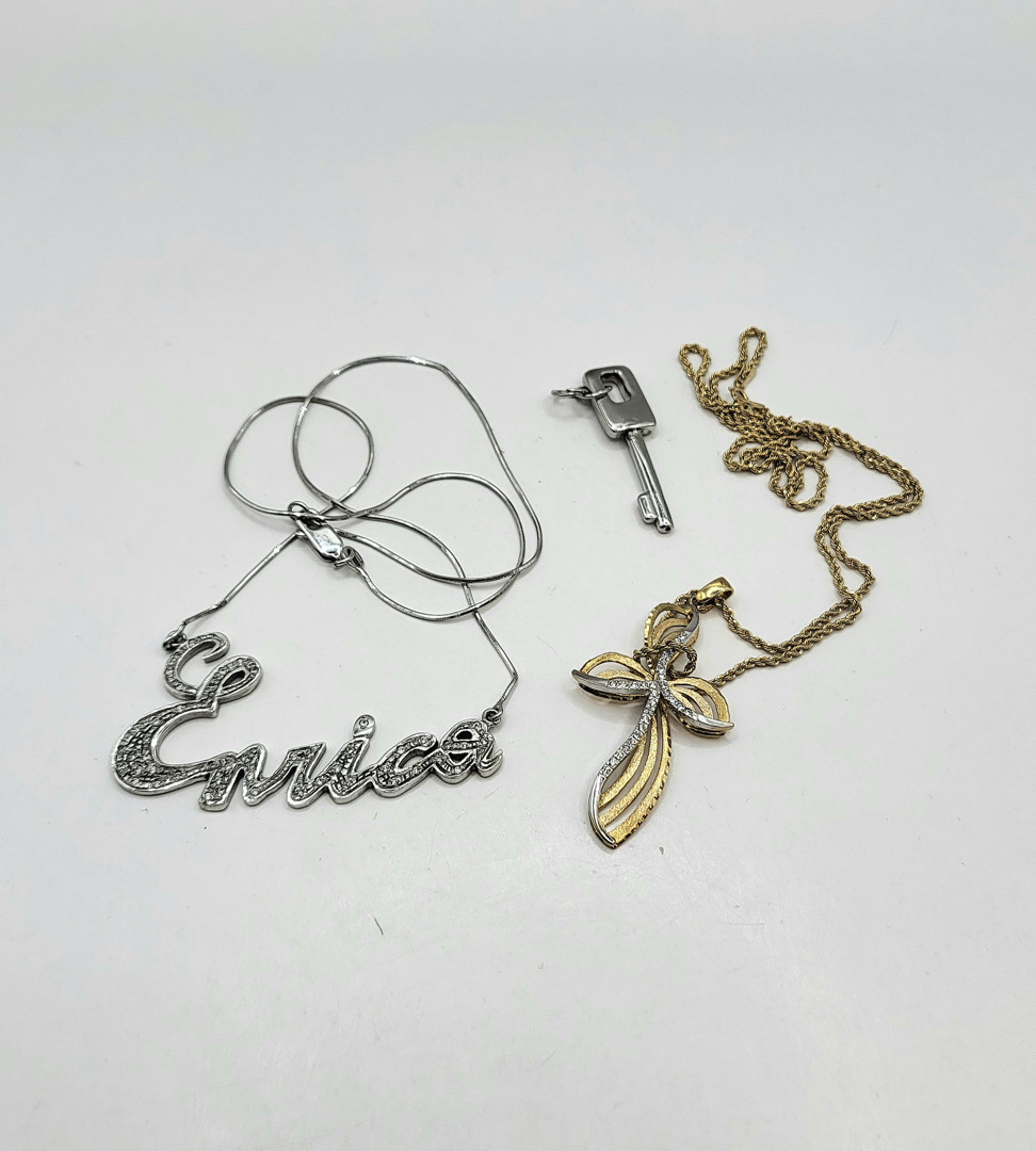 Due collane e due ciondoli oro pietre 