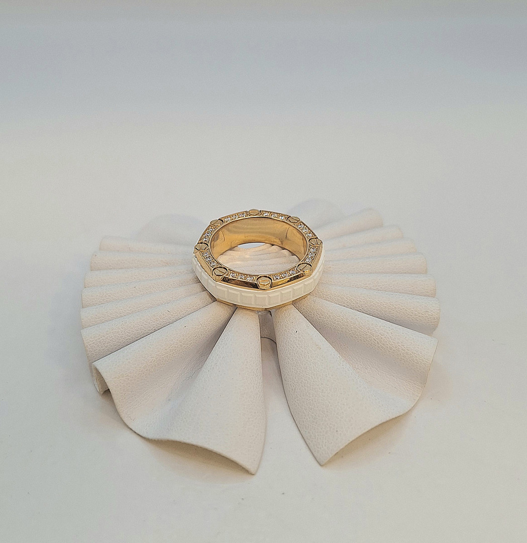 Anello a firma Audemars Piguet Royal Oak OffShore oro diamantini