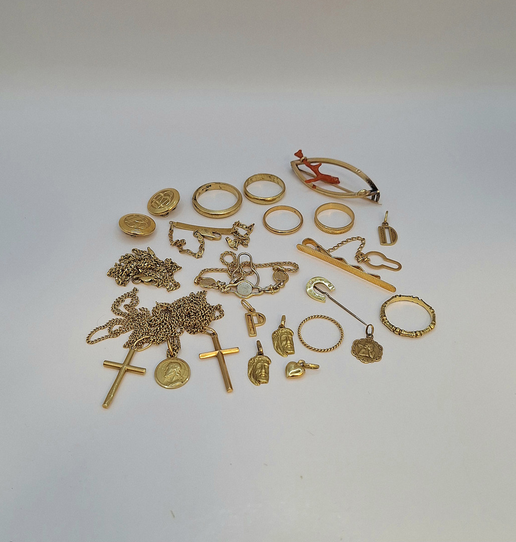Vari oggetti in oro pietre
