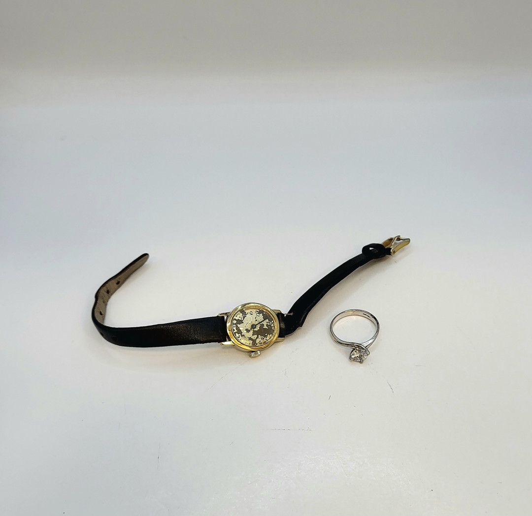 Orologio e anello oro pietra