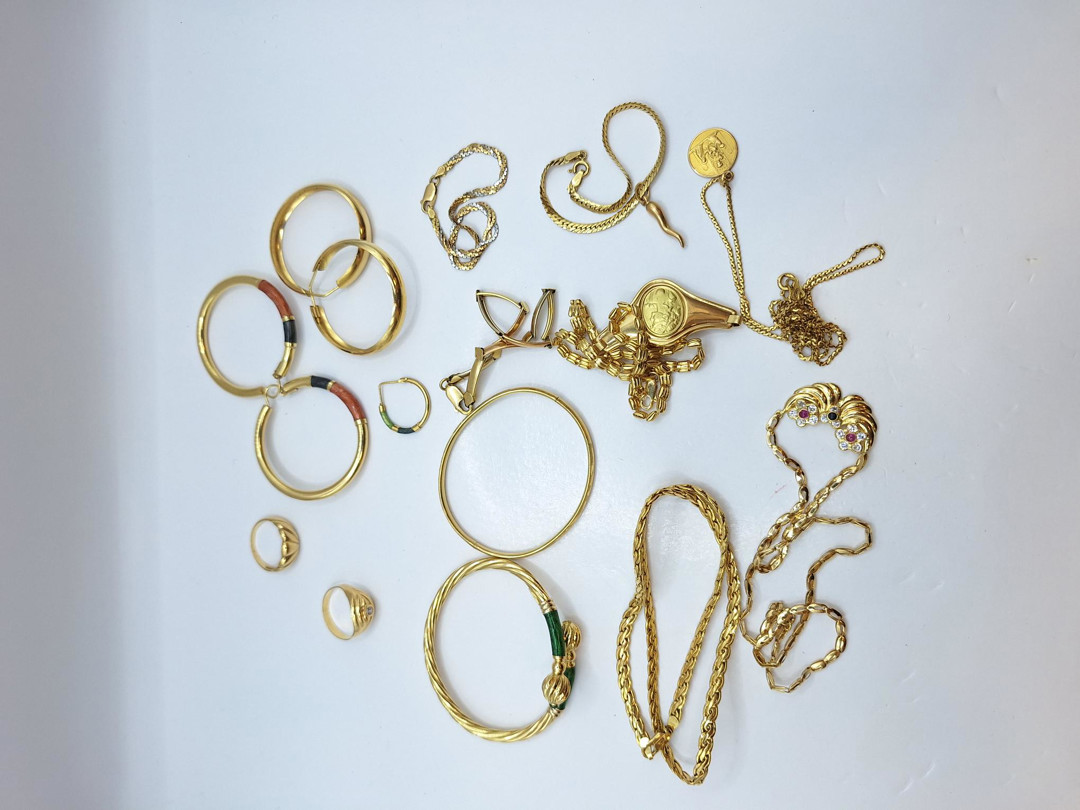 Vari oggetti in oro pietre