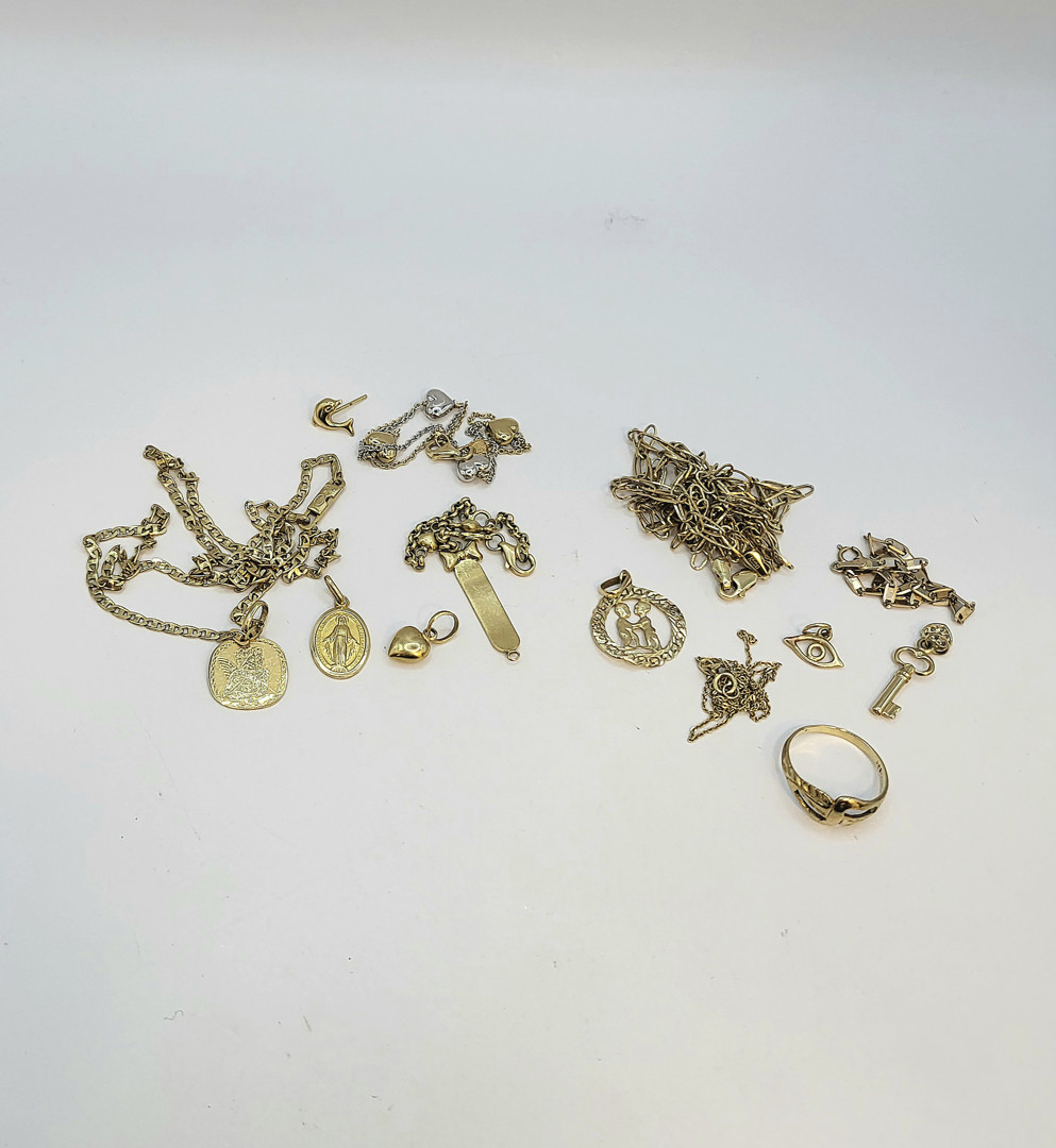 Vari oggetti in oro pietre