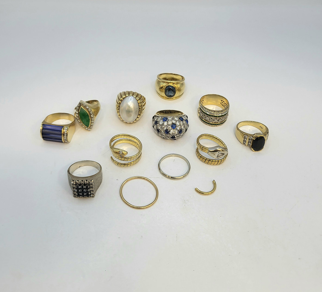 Vari oggetti oro diamanti pietre