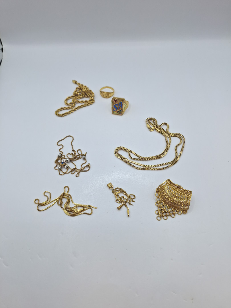 Vari oggetti in oro