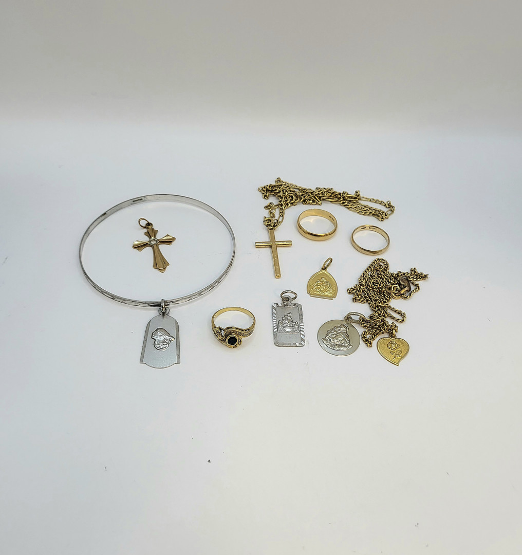 Vari oggetti in oro pietre 