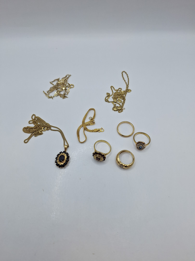 Vari oggetti in oro pietre 