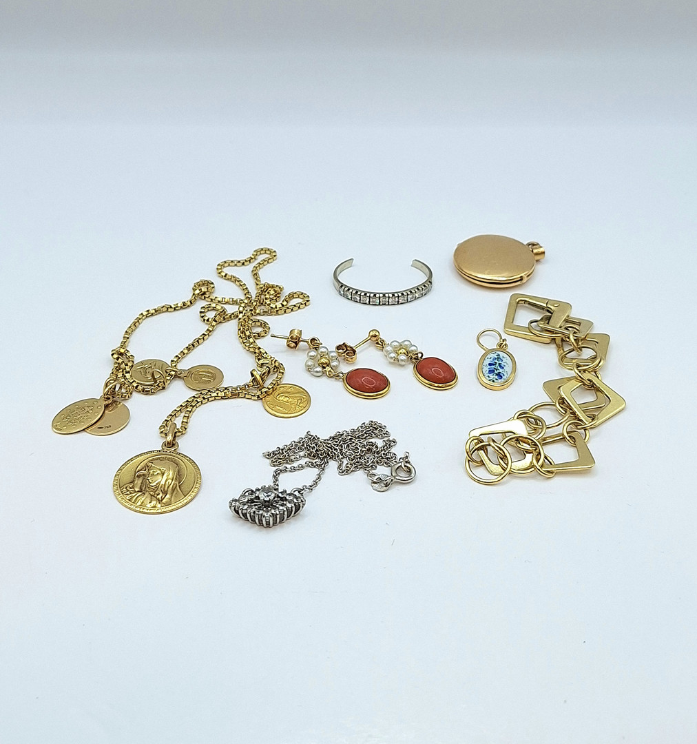 Vari oggetti in oro perline coralli diamantini pietre