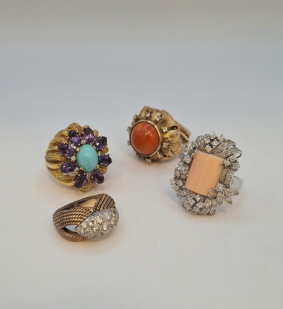 Quattro anelli oro pietre diamantini coralli