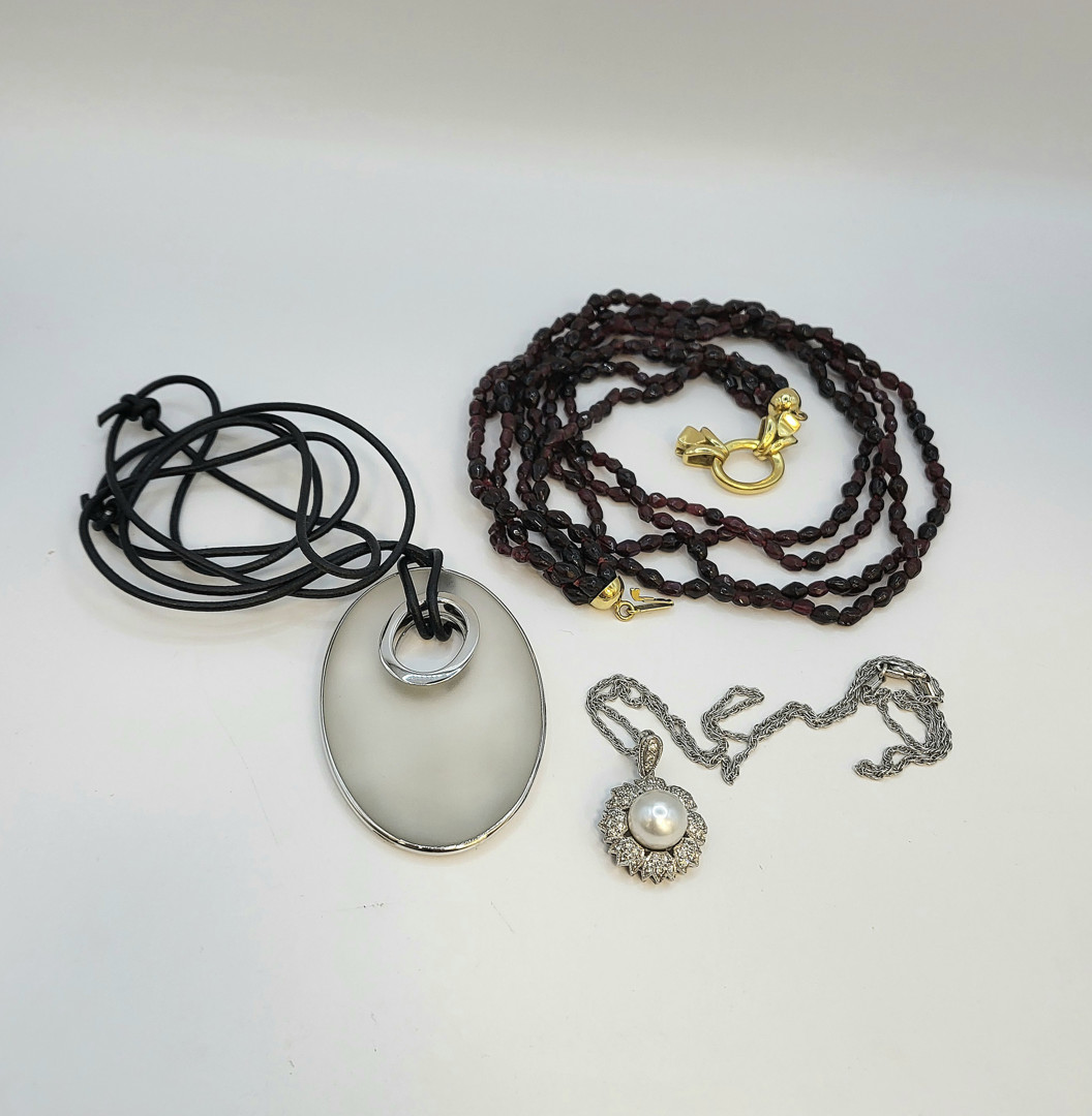 Vari oggetti oro diamanti perla