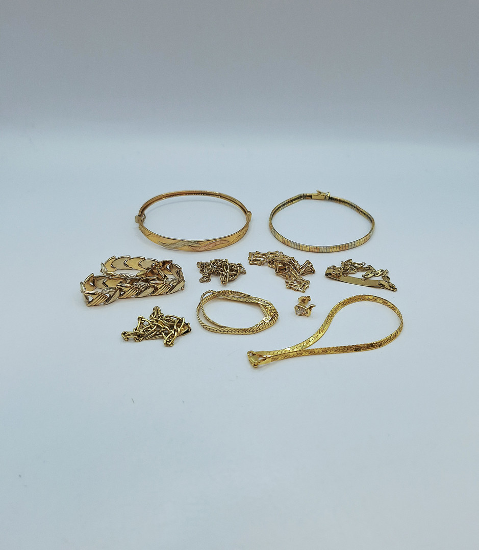 Vari oggetti oro pietra