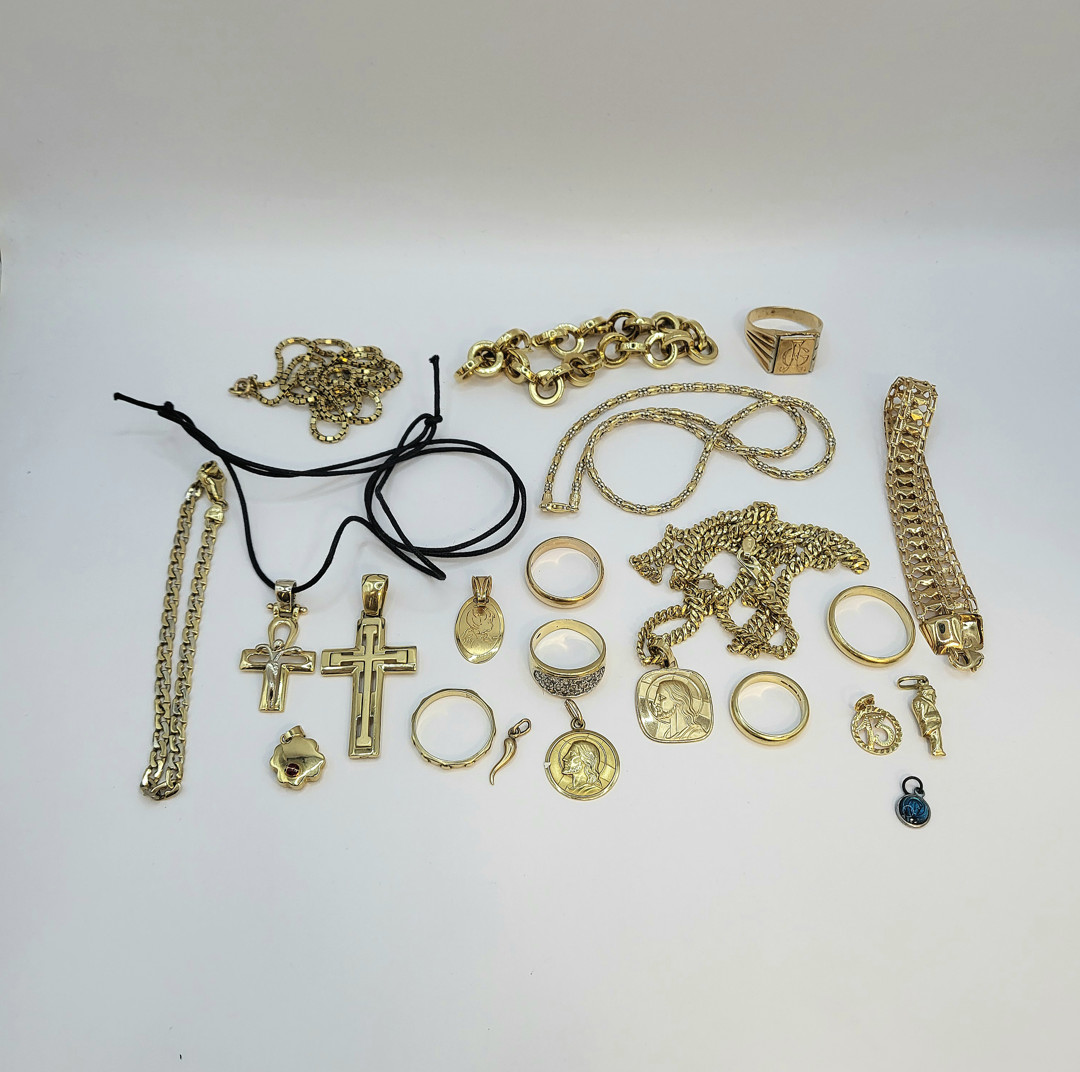 Vari oggetti oro pietre smalti 