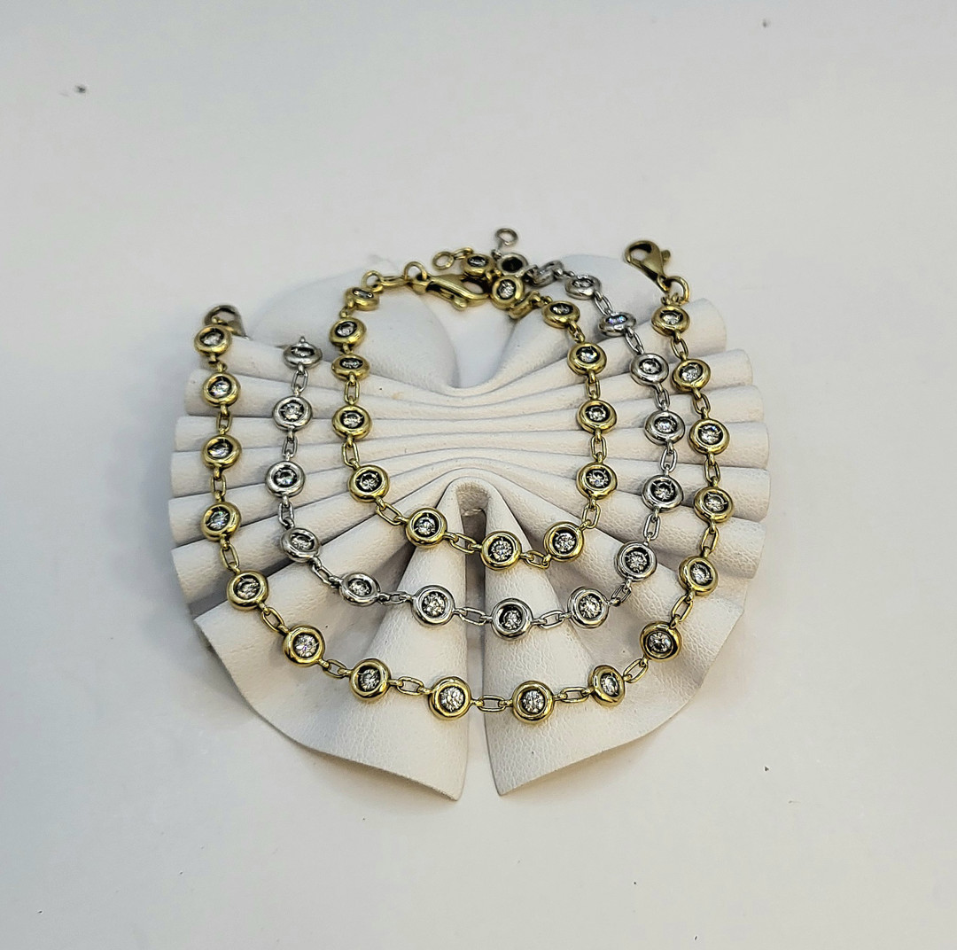 Tre bracciali oro diamantini