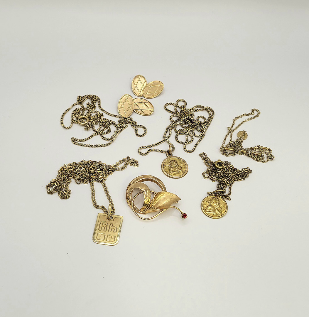 Vari oggetti in oro pietre