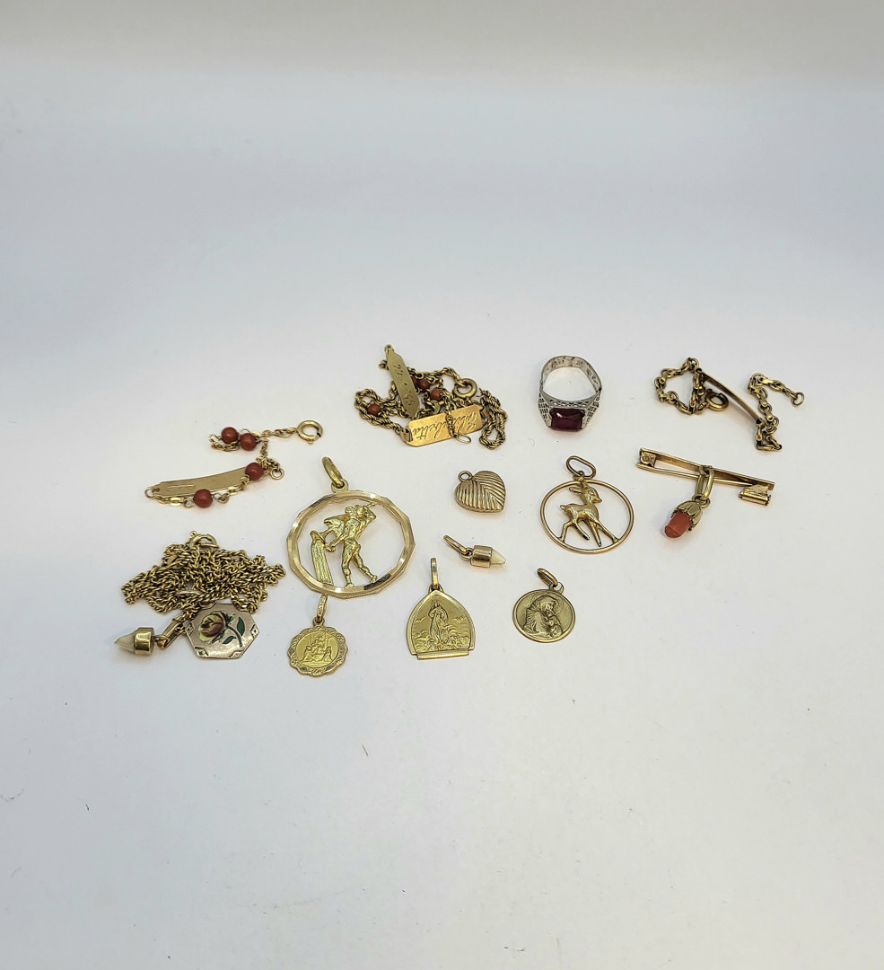 Vari oggetti in oro pietre 