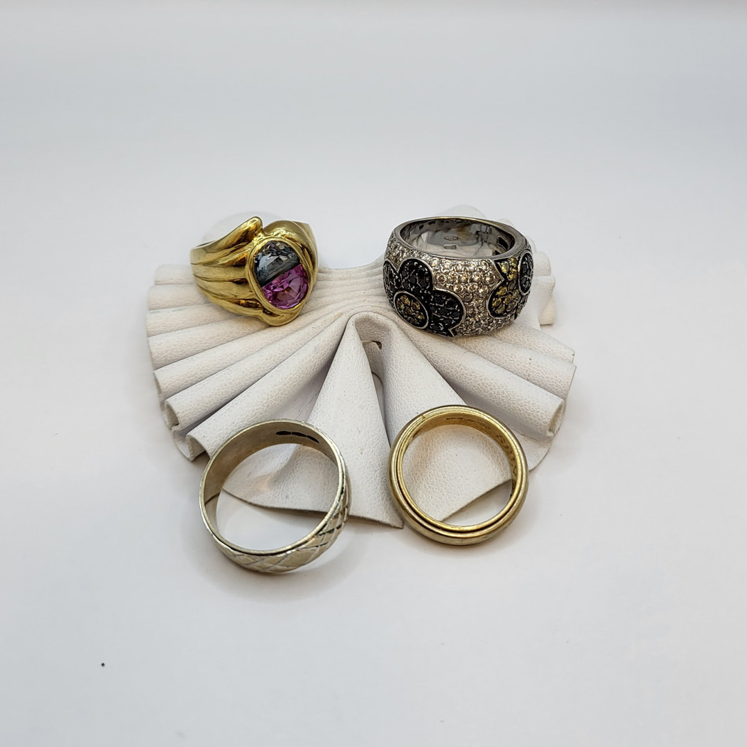 Quattro anelli oro pietre