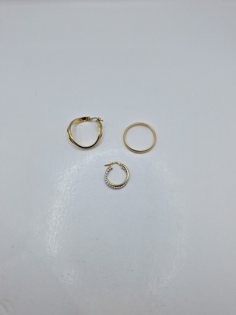 Due orecchini e anello in oro 