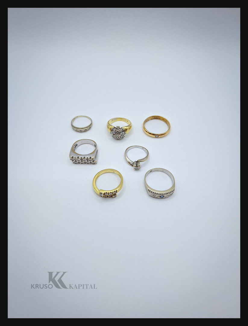 Sette anelli oro pietre diamanti