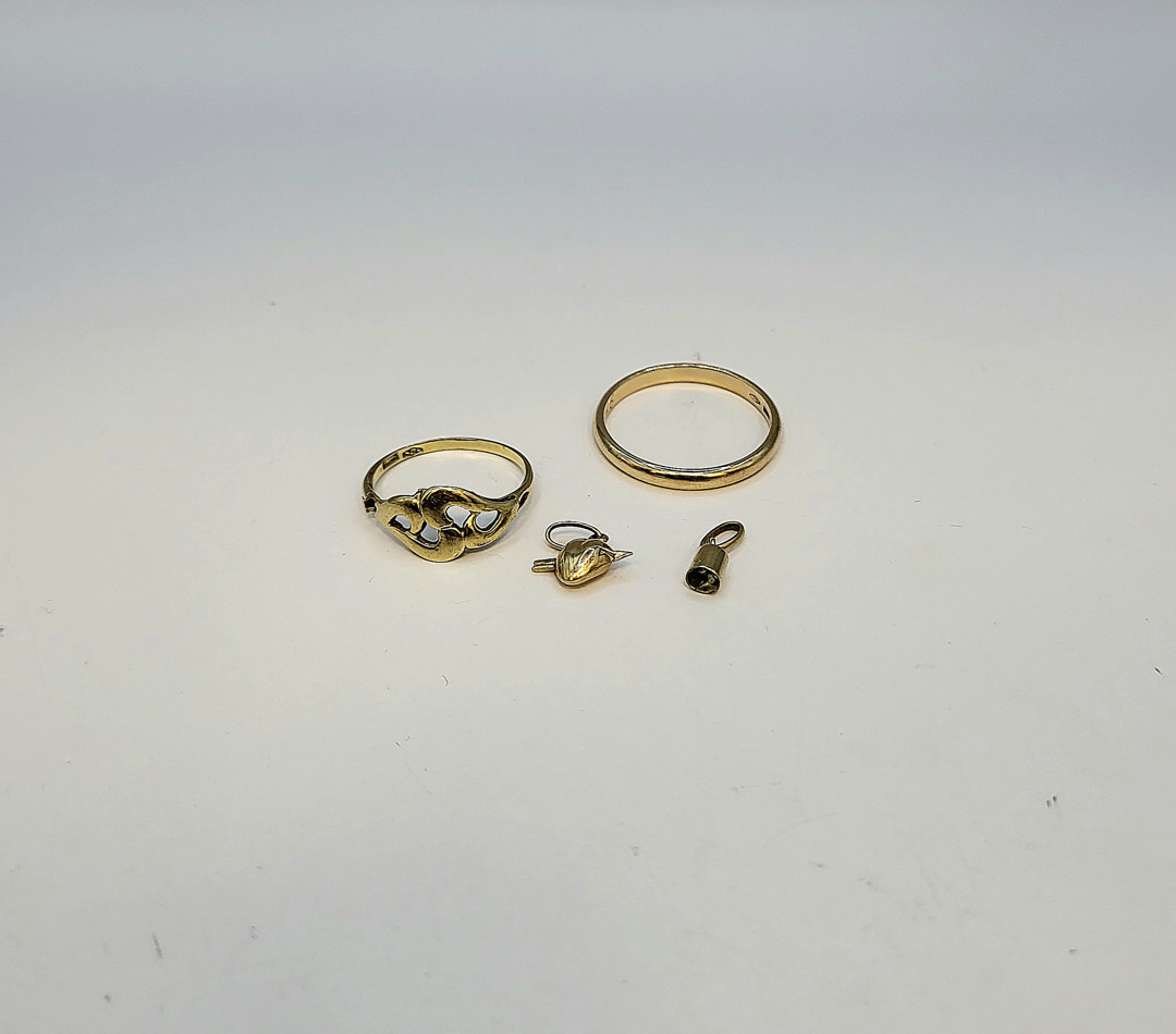 Due anelli e due ciondoli oro 