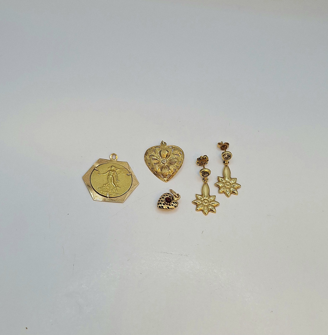 Vari oggetti oro pietre 