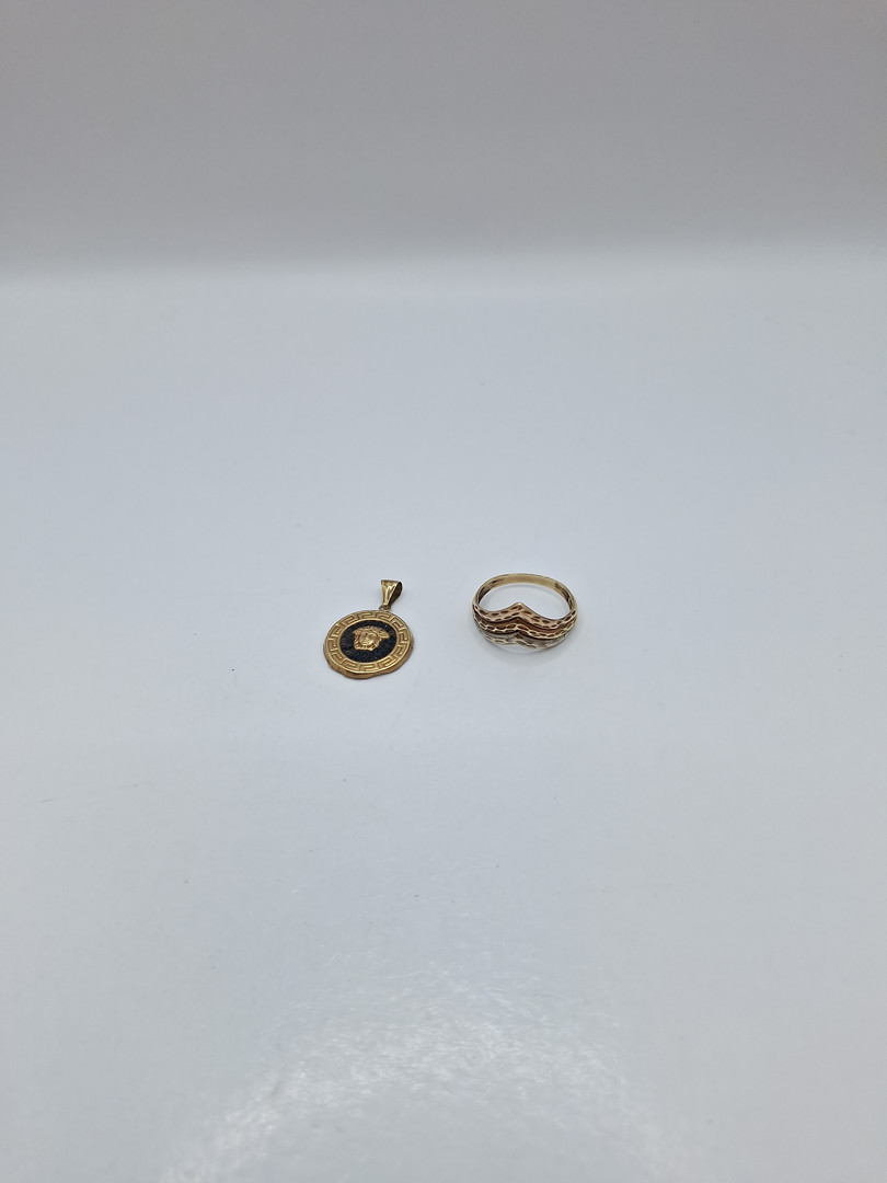 Anello e ciondolo oro pietre