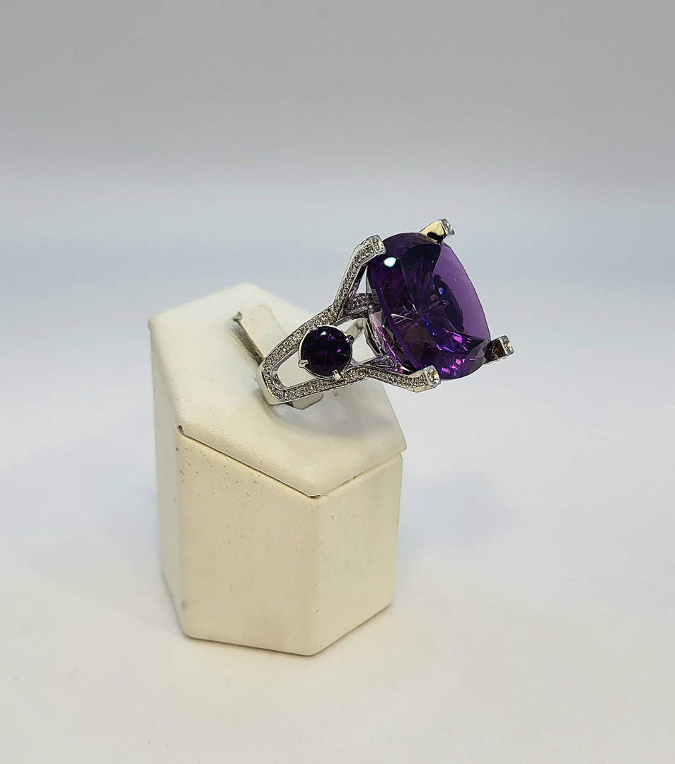 Anello oro pietre diamanti