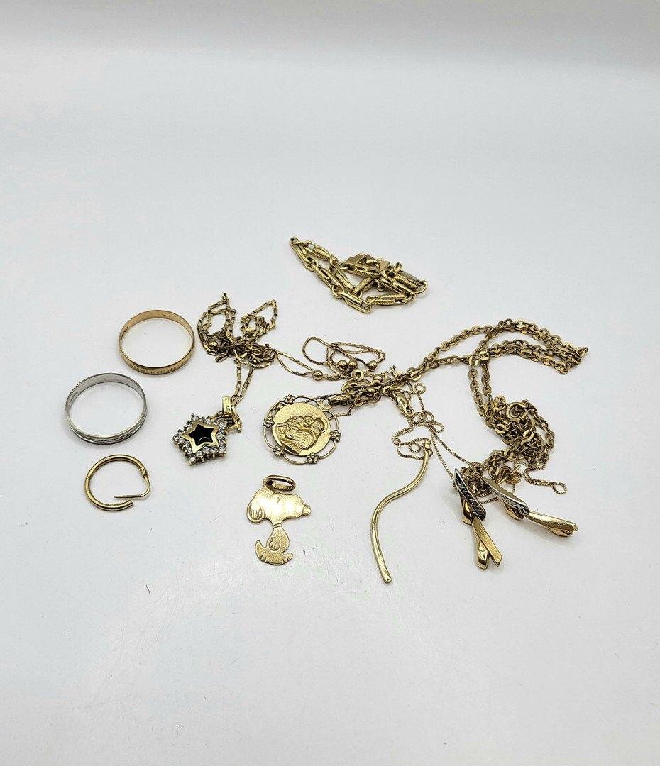 Vari oggetti in oro pietre