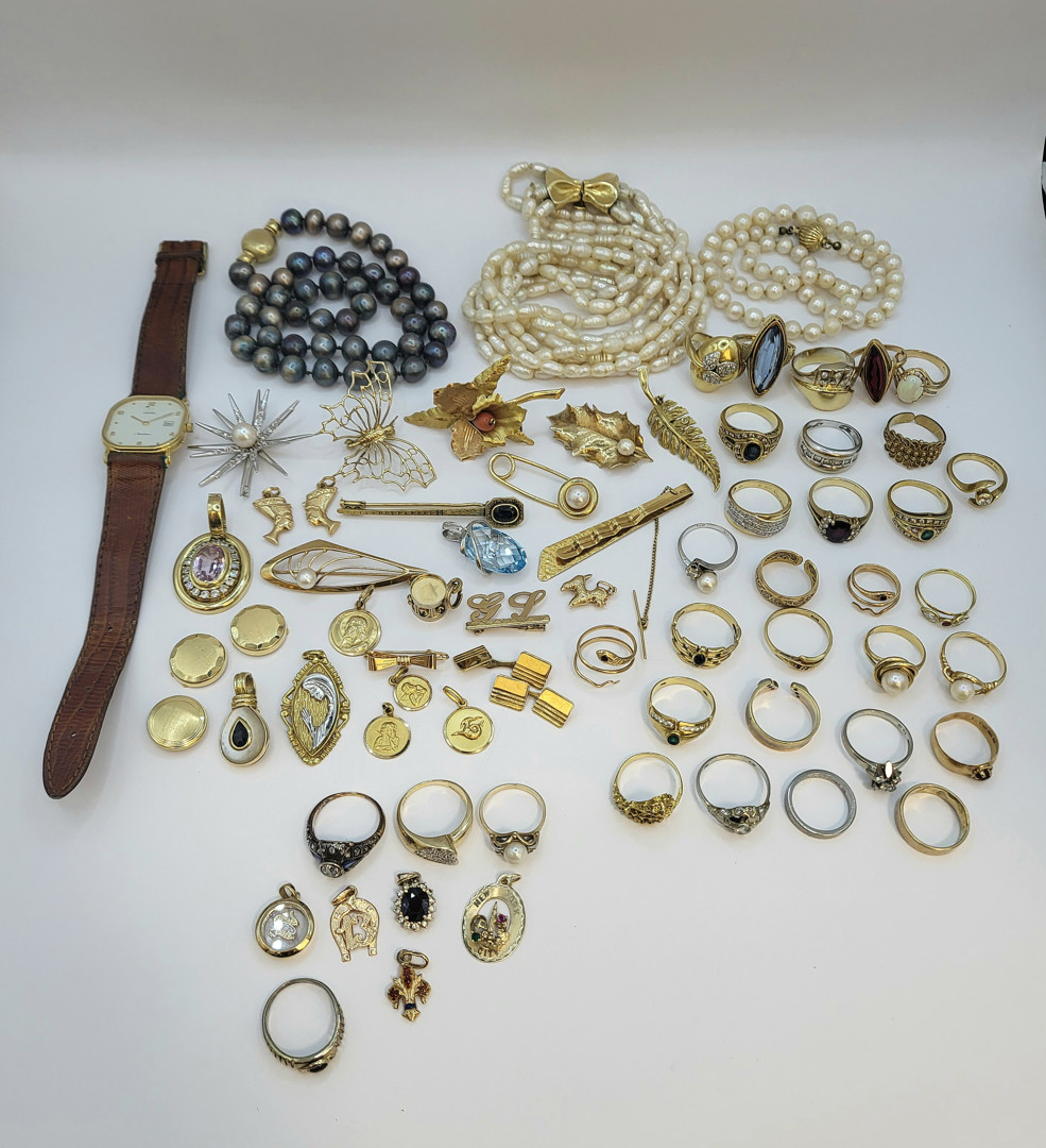 Vari oggetti in oro pietre diamanti perle argento diamantini