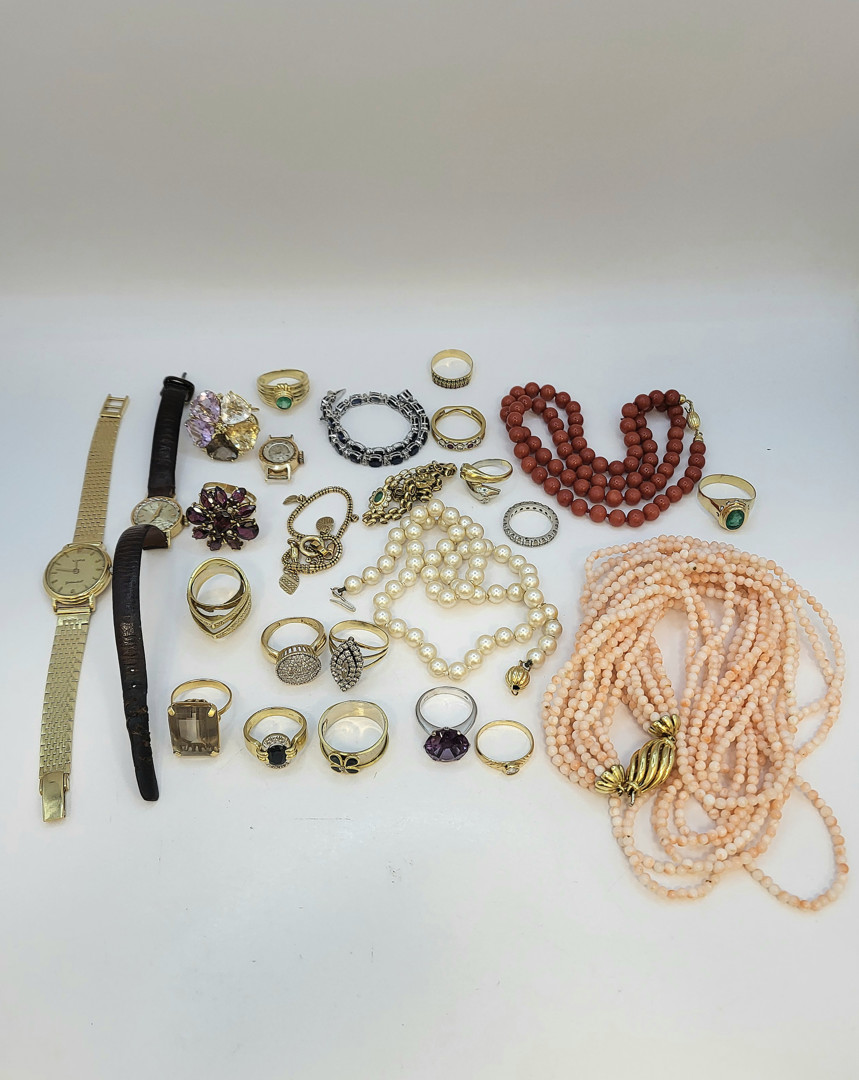 Vari oggetti oro pietre diamantini 