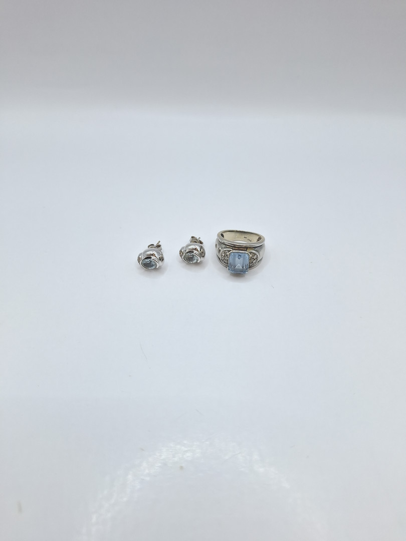 Anello e un paio di orecchini oro pietre diamantini