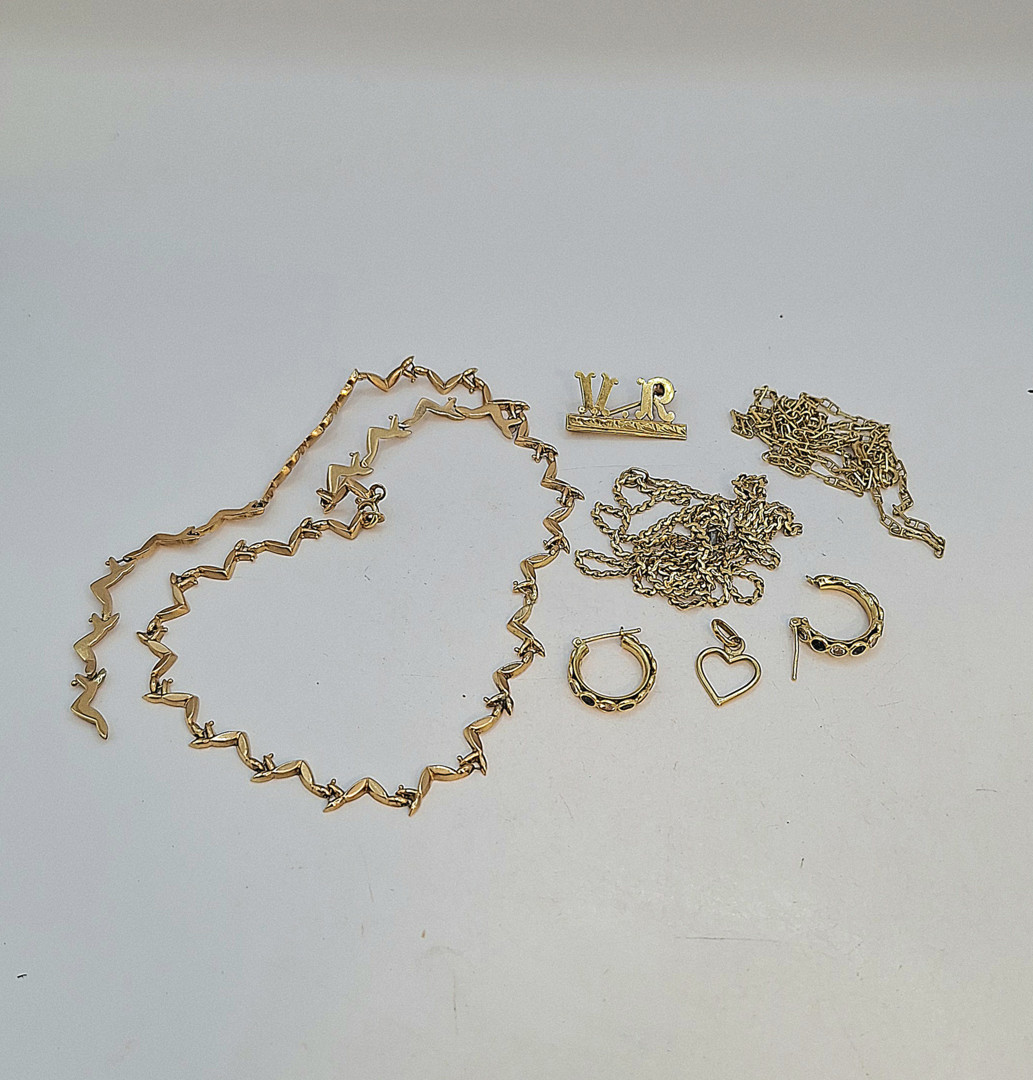 Vari oggetti oro pietre