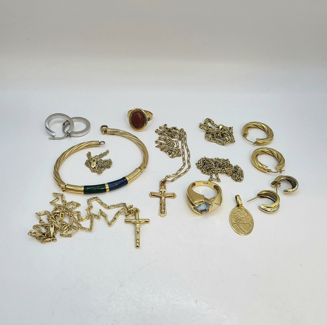 Vari oggetti oro smalti pietre