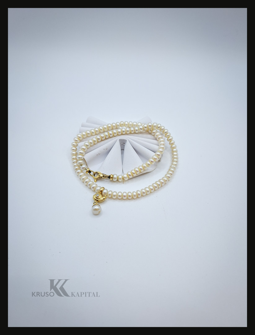 Collana di perle con chiusura e parte oro