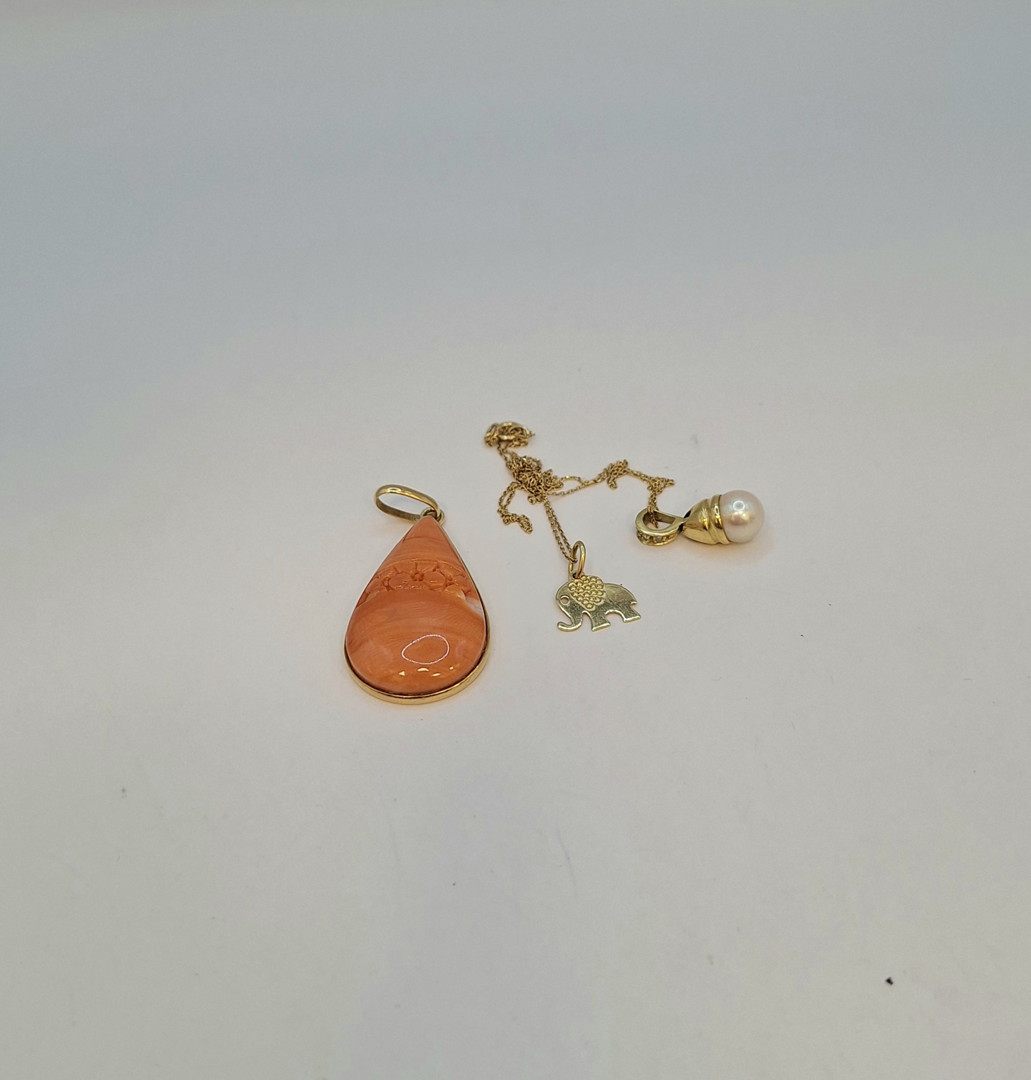 Collana e tre ciondoli oro corallo perla