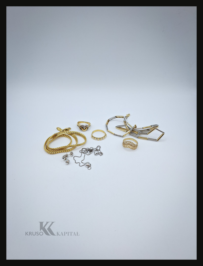 Vari oggetti in oro pietre diamantini