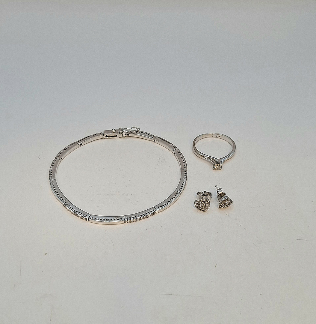 Vari oggetti oro pietre diamantini