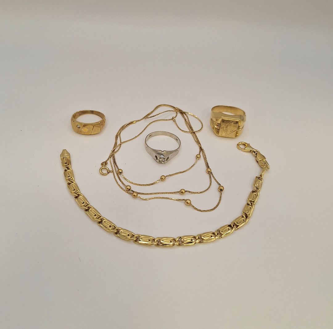 Vari oggetti in oro diamantino pietra