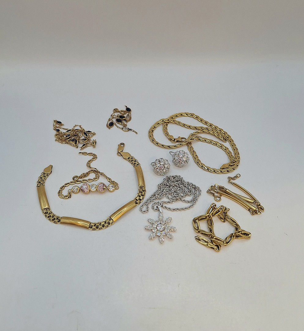 Vari oggetti oro pietre