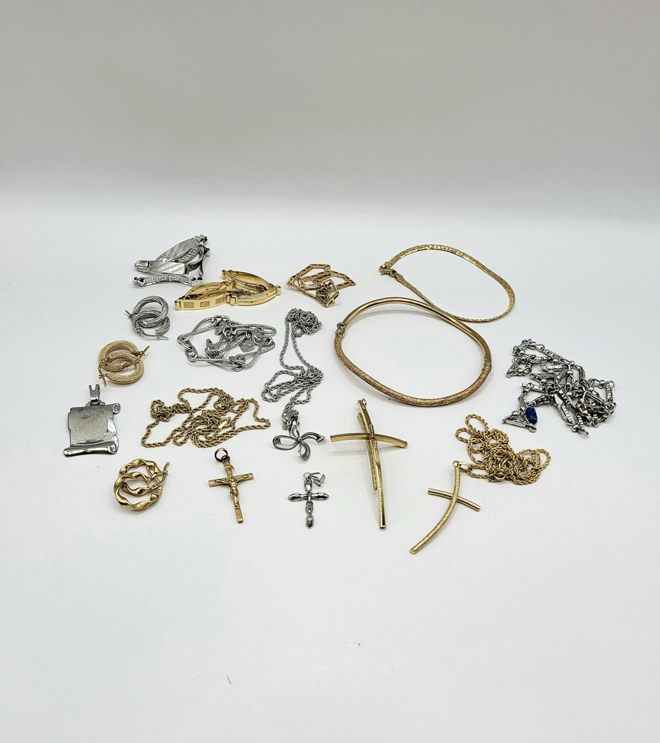 Vari oggetti oro pietre