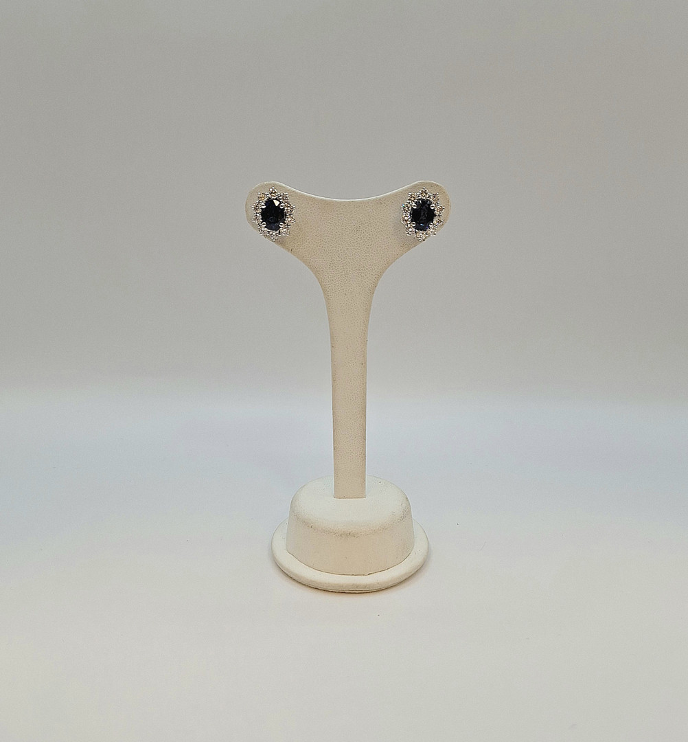 Un paio orecchini pietre diamanti