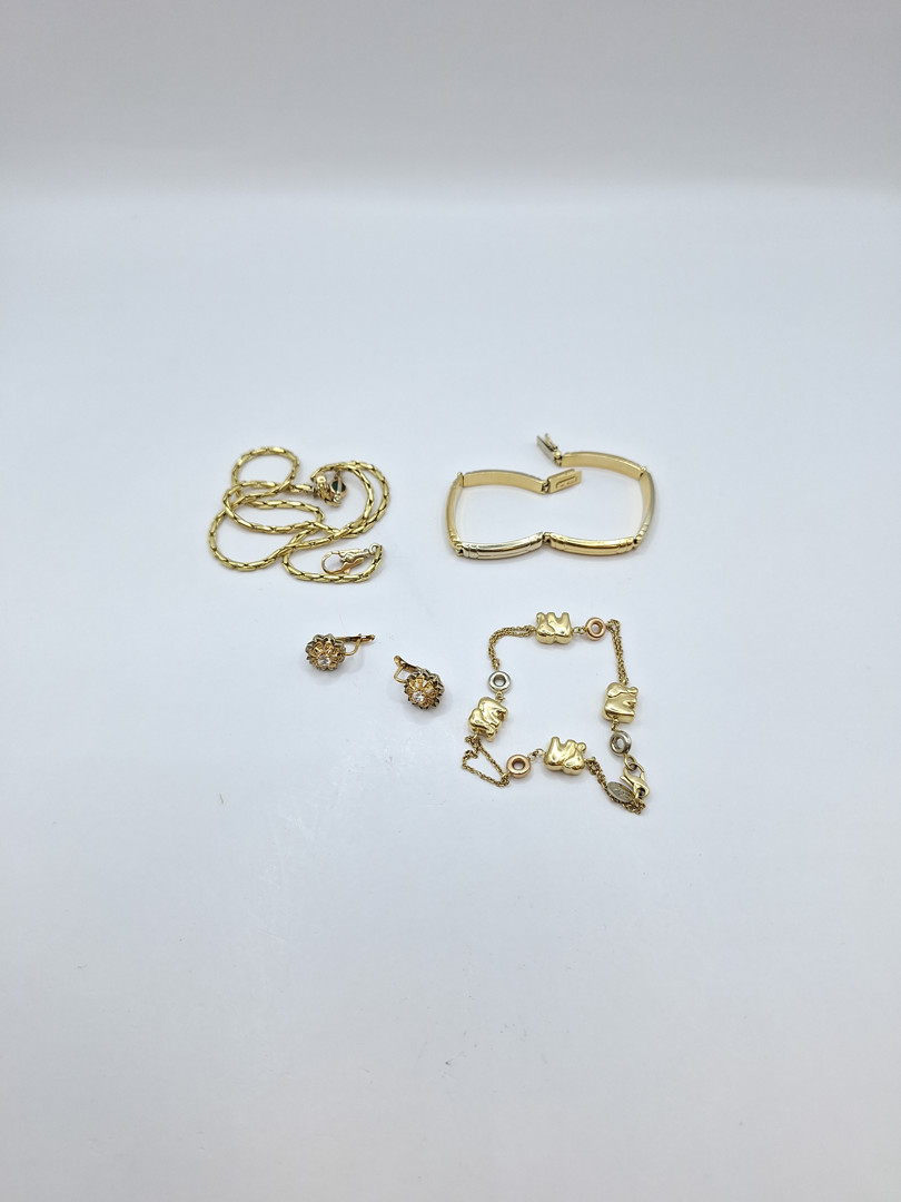 Vari oggetti oro pietre