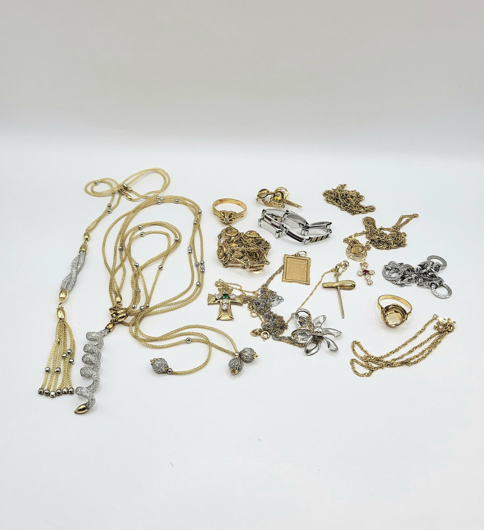 Vari oggetti oro pietre smalti