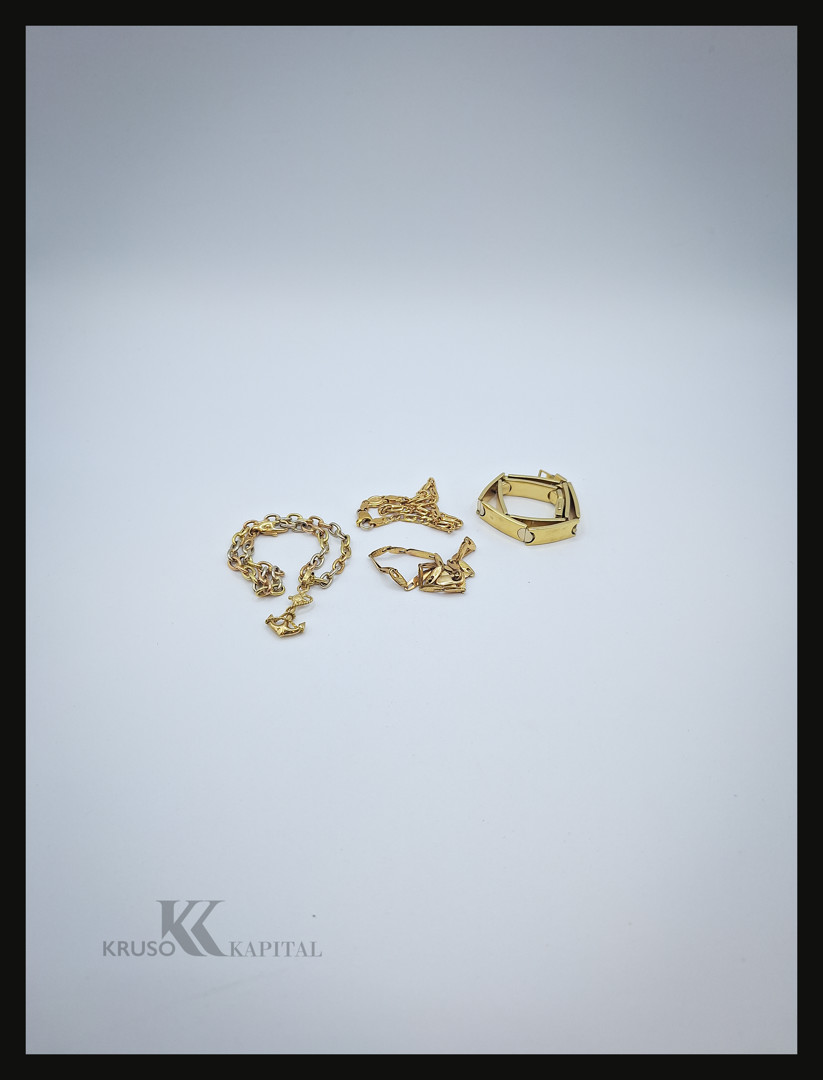Quattro bracciali e ciondolo oro