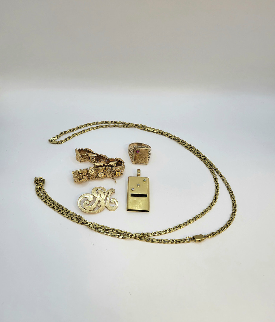 Oggetti in oro diamantini pietra