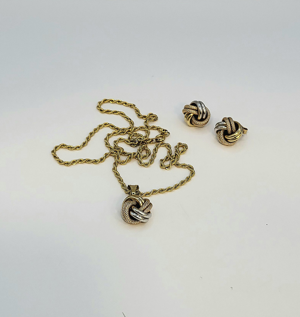 Un paio orecchini e collana oro