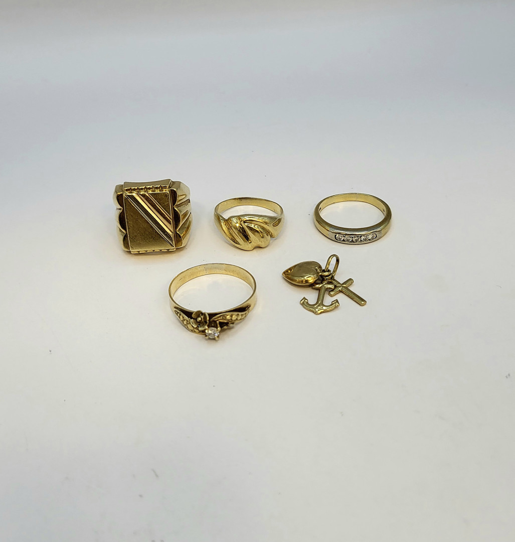 Quattro anelli e ciondolo oro diamantini 