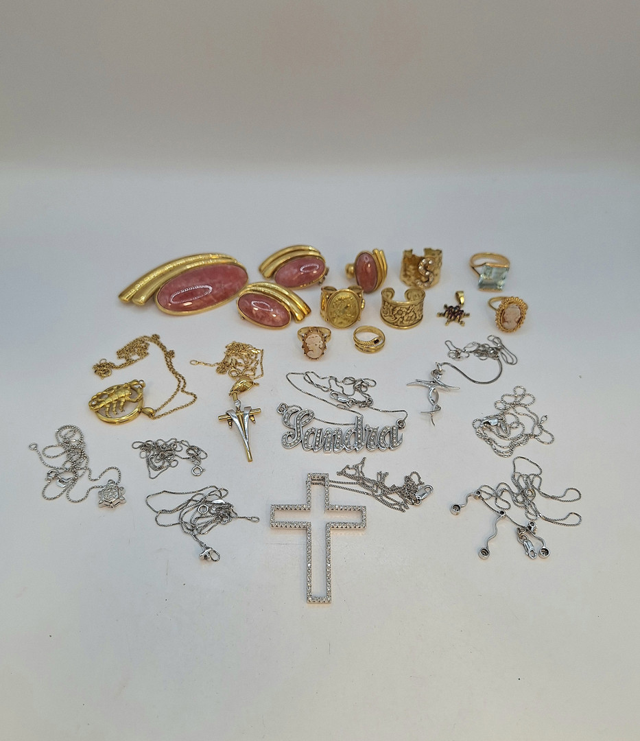 Vari oggetti oro pietre diamantini