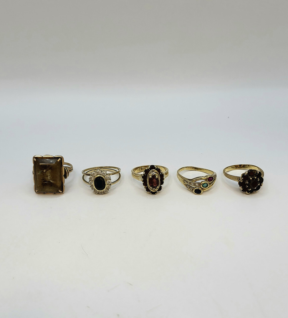 Cinque anelli oro pietre
