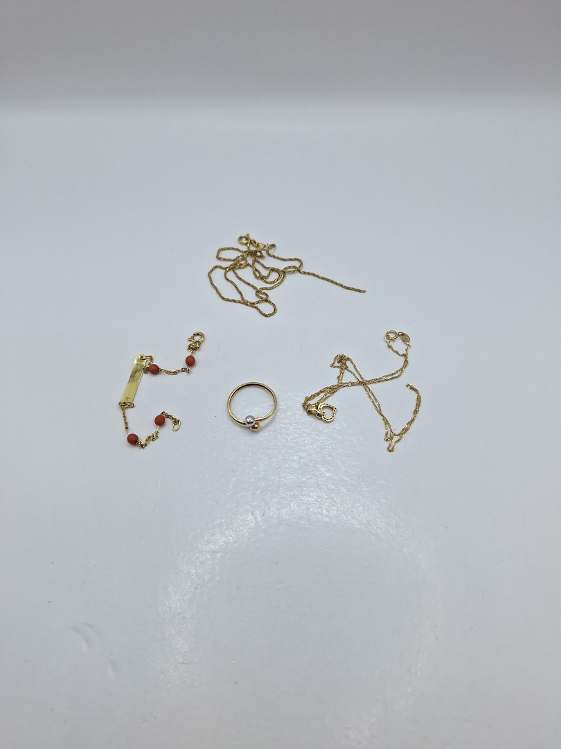Vari oggetti in oro pietre