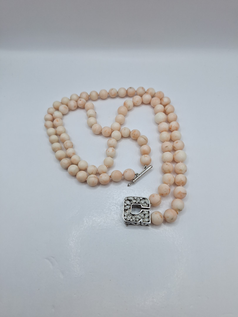 Collana di corallo con chiusura oro e diamanti
