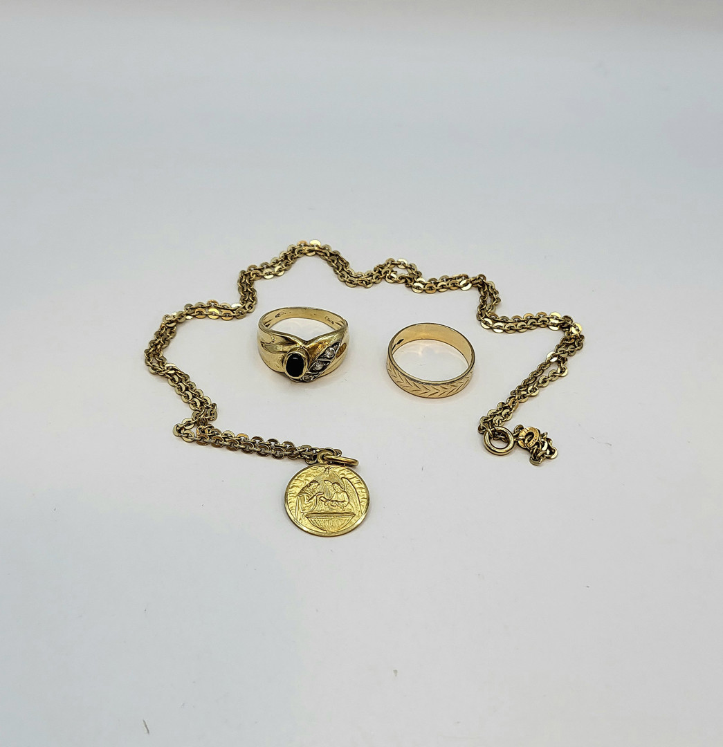 Vari oggetti oro pietre